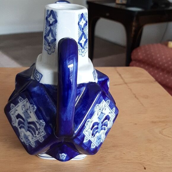 Vintage small blue and white oriental tea pot. - Picture 4 of 7
